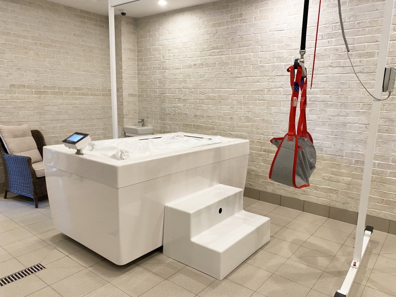 Ванна сухого флоатинга Физиотехника Посейдон с гидромассажем для детей со ступенью и системой подъема пациентов Ассистент, белая мембрана